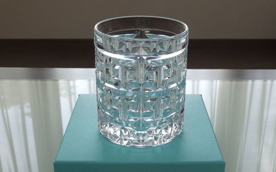 誕生日に贈る特別な名入れギフト ティファニー Tトゥルータンブラー全体写真 洗練されたデザインに感謝のメッセージを彫刻