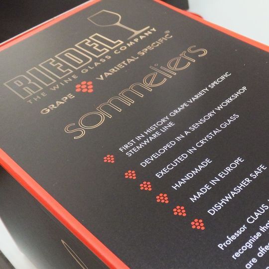 リーデルのソムリエシリーズの高級感あふれるギフトボックスの写真。洗練されたデザインが贈り物としての特別感を一層引き立てます