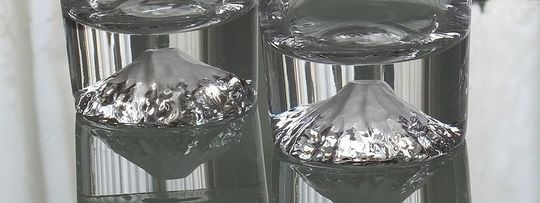 田島硝子の富士山ハイボールグラスの底に施された立体的な富士山細工｜名入れ彫刻で記念品に最適