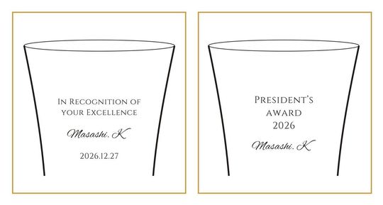 一対のワイングラスに、結婚祝いの名入れ彫刻を施したイメージ写真。左のグラスの側面に『H&T Forever &Always 2027.11.03』、右のグラスの底面には『Wedding Cheers Taku&hana 2027』と流麗な文字で刻印されており、新生活の門出を祝うエレガントなペアギフトのディテール。