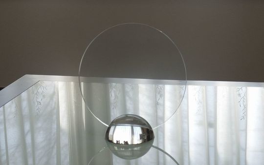 グラスワークスナルミのドーム型フォトフレームがテーブルの上に置かれたシンプルで上品なインテリア写真