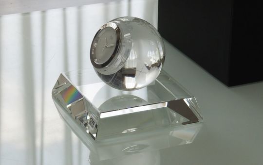 名入れ刻印時計【クリスタル記念品】ナルミ置き時計｜アースクロック