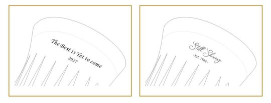 ナラティブ（物語調）な英文メッセージで、これまでの感謝と未来への願いを綴り、お名前と共に名入れ彫刻した2つの還暦祝い用クリスタル花瓶のサンプル写真。情緒的な書体や流れるような筆記体が、花瓶の曲線美と調和し、人生の節目を温かく祝福するパーソナルギフトのイメージ。