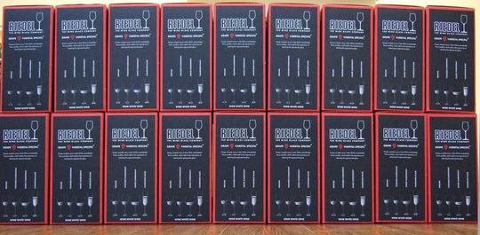 リーデルのブランドボックスが大量に整然と並ぶ写真 高級ワイングラスの大口注文・記念品やギフトの納品事例としての高級感と信頼感を演出