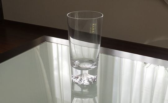 底に立体的な富士山が浮かぶ田島硝子のハイボールグラス｜贈り物や記念品に人気