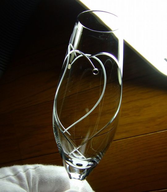 ウェッジウッド プロミシストゥーハーツシャンパングラスの全体写真。二つのハートが寄り添うロマンティックなデザインが特徴で、結婚祝いや記念日にぴったりのペアグラスです。