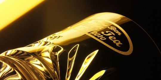 バカラ ルテシアタンブラー2024の側面へダイニングバーの店舗ロゴデザインを名入れ彫刻した写真。クリスタルの輝きと、洗練されたロゴデザインが融合し、店舗のブランドイメージを高める特別なアイテムとしての魅力を際立たせています。