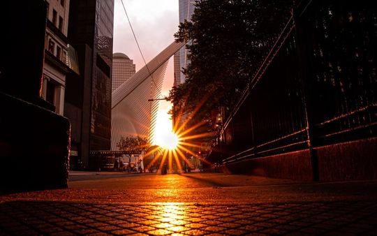 退職祝いの名入れ置き時計 窓から夕陽が差し込むオフィスで未来を照らす希望を象徴する光景