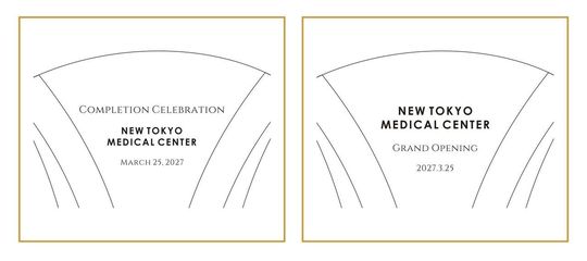 伝統的で格調高いクラシックスタイルの英文フォントで、『Commemorating the Completion of Construction』や建物名、社名、竣工日を名入れ彫刻した2つのクリスタルベース（花瓶）のサンプル写真。エレガントなセリフ体や重厚な筆記体がクリスタルの透明感と調和し、新たな拠点の完成と末永い繁栄を厳かに祝う、最高級の法人向け竣工記念祝いのイメージ。