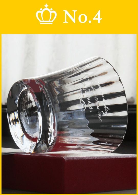 バカラのミルニュイ タンブラーの側面に、『Congrats on making the Rising Stars 2026』という祝辞とお名前を名入れ彫刻した写真。ミルニュイ特有の美しいプリーツ状のカットに、選出の栄誉を称える刻印が刻まれた、輝かしい功績を祝う特別なアワードギフトのイメージ。