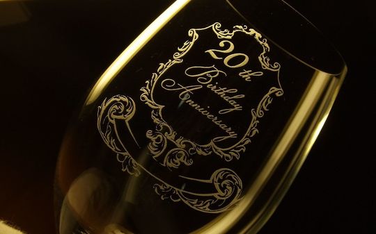 女性への20歳の誕生日プレゼント リーデル オヴァチュアホワイトワイングラスにアンティークラベルデザインと20th Birthday Anniversaryを名入れ彫刻