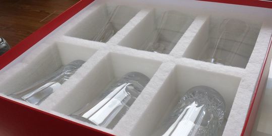 バカラのハイボールグラス、グランデの6客セットが、レッドボックスに入っている写真。様々なデザインのハイボールグラスが勢揃いし、それぞれのクリスタルが光を反射して輝いています。バカラの多様なハイボールグラスのラインナップと、名入れギフトとしての豊かな選択肢を提供できることを、高級感あふれるレッドボックスと共に示しています。