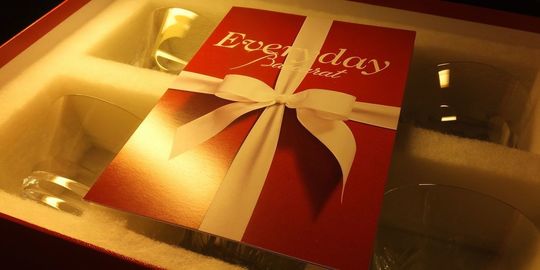 バカラのタンブラー（ロックグラス）の名入れページの商品一覧で使用する写真。様々なデザインのバカラタンブラーが6客セットで、エブリデイバカラのレッドボックスに入っています。異なるカットとフォルムを持つクリスタルグラスが美しく並び、普段使いから特別な日まで、あらゆるシーンを豊かに彩るバカラのタンブラーコレクションの多様性と、贈り物としての高級感を演出しています。仙台からの特別なギフトにも最適です。