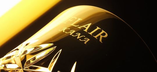 バカラのイヤーグラス〈アリア2025タンブラー〉側面に施した名入れ彫刻の写真。2つの書体を組み合わせ、お店の名前と受け取る方の名前を刻んだオーダーメイドギフト