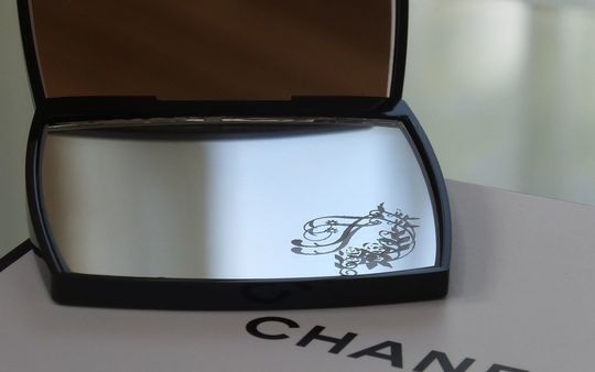 女性の６０歳の誕生日に贈るシャネル コンパクトミラー さりげなくも美しいイニシャルと装飾デザインを名入れ彫刻した特別な一点