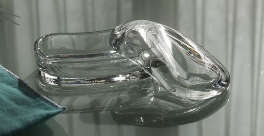 ティファニー商品一覧ページ: テーブルの上に置かれたティファニークリスタルウェーブボックス。上蓋がずれて口が開いている状態で、その美しいデザインと中身への期待感を高めます。