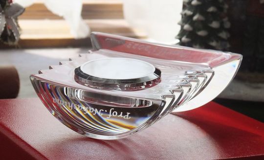 バカラ製ラランドクロックの上部と下部に教授就任祝いとして教授の名前を彫刻したオーダーメイド記念品