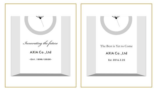 ナラティブ（物語調）な英文メッセージで、これまでの歩みへの誇りと輝かしい未来への展望、社名、周年記念日を名入れ彫刻した2つのクリスタルクロックのサンプル写真。情緒溢れる手書き風フォントや温かみのある書体が、時計の透明感と重なり合い、企業と顧客が共に歩んできた時間の尊さを伝える感動的な法人向け周年祝いのイメージ。