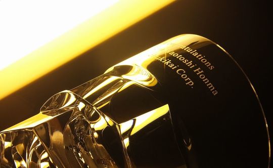 バカラ製ロックグラスの側面に社長就任祝いの名入れ彫刻を施したオーダーメイドギフト。高級感あふれる記念品