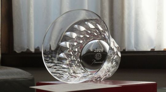 バカラのタンブラー（ロックグラス）の名入れページの商品一覧で使用する写真。バカラ シャトータンブラーがテーブルの上に置かれています。丸みを帯びた美しいフォルムと、光を反射して輝くクリスタルが、名入れギフトとしての優雅さと特別感を演出しています。