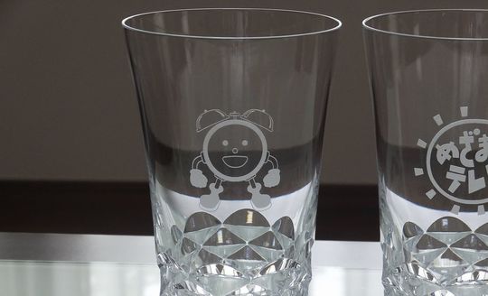バカラの高級ハイボールグラスに、めざましくんキャラクターの彫刻と名入れを施したオリジナルデザイン。許諾済み