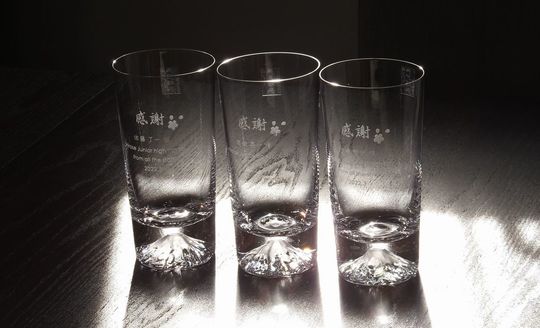 名入れ彫刻を施した富士山ハイボールグラス3個セット。側面に“感謝”の文字と桜の花びら、お名前とメッセージ入り
