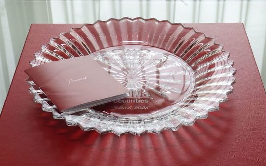 法人ギフトに最適なバカラ ミルニュイ プレート 2社のロゴデザイン、お祝いメッセージと日付を名入れ彫刻した特別な記念品 アップ写真