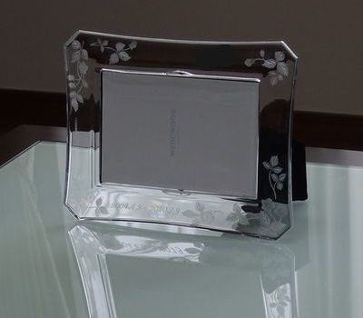 ウエッジウッドのワイルドストロベリーピクチャーフレームの全体写真。上品で華やかなデザインが特徴で、大切な思い出を美しく飾るための完璧なフレーム