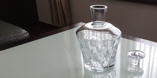 バカラのベルーガデカンタがテーブルの上に置かれている全体写真。クリスタル特有の輝きと重厚感が際立ち、空間に上質な雰囲気を添えるデカンタの美しさを伝えます。
