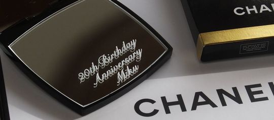 シャネルのコンパクトミラーに「20th Birthday Anniversaryとお名前」が名入れ彫刻された、高級感あふれる特別な誕生日ギフト。洗練されたデザインが、20歳の記念日を華やかに祝います