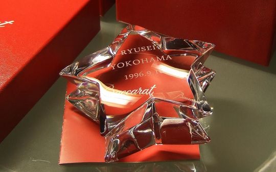 横浜流星さんの記念名入れ彫刻が施されたバカラザンザンスター