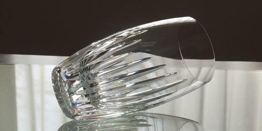 バカラのハイボールグラス、マッセナハイボールがテーブルの上に置いてある写真。重厚なカットが施された美しいクリスタルグラスが、光を反射して輝き、モダンで洗練された食卓の雰囲気を演出しています。