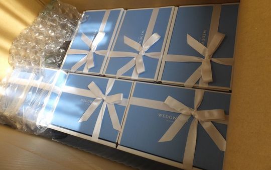 ウエッジウッドのブランドボックスが段ボールに丁寧に梱包され、エアクッションでしっかり保護された写真 高級ギフトの安全な発送対応・梱包品質の事例