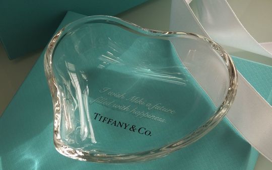誕生日のお祝いに ティファニー ハートボックスに心温まるメッセージを名入れ彫刻した特別な贈り物
