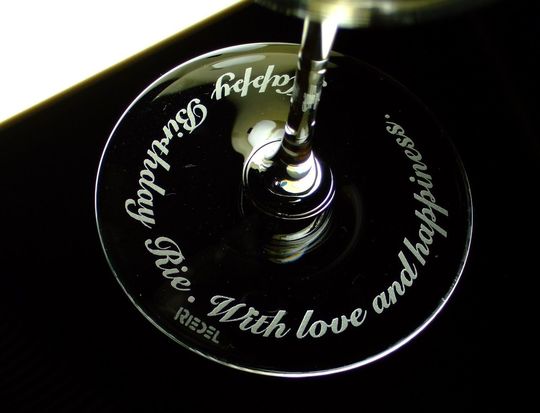 誕生日に贈る特別な名入れワイングラス リーデルのグラス底面にHappy Birthday、お名前とメッセージを彫刻