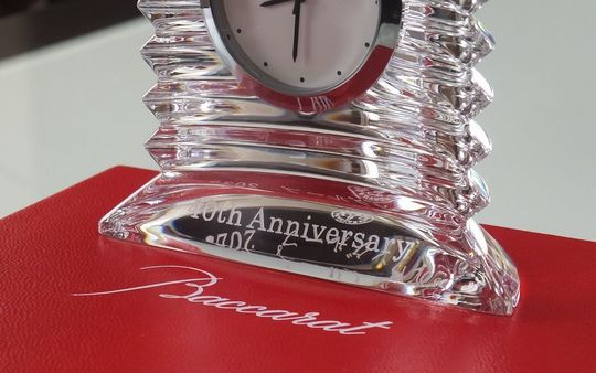 法人ギフトに最適なバカラ ラランドクロック 前面下部に『40th Anniversary』、背面下部に企業グループ名と2025を名入れ彫刻した特別な記念品 アップ写真