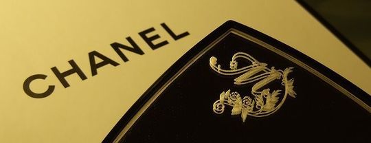 シャネルのコンパクトミラーにイニシャルを彫刻した洗練されたデザイン。さりげなくても、受け取る人にとっては心に残る特別な贈り物