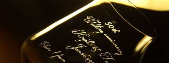 結婚50周年記念に贈る、バカラのシャトーワイングラスに、「50th Wedding Anniversary」の英語表記、お二人の名前、記念日、そして感謝のメッセージが美しく名入れ彫刻された写真