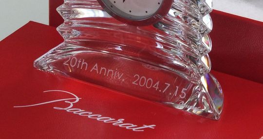 20周年記念として、バカラのラランドクロックに20年前の日付を名入れ彫刻した特別な記念品