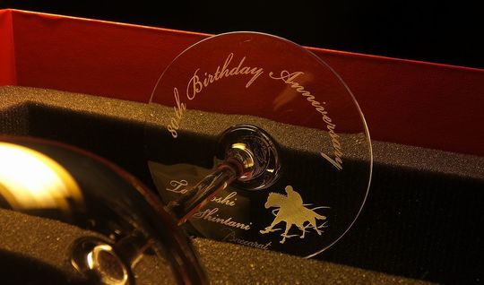 シャトーバカラワイングラスの底面に、『80th Birthday Anniversary 名前』の文字と、競走馬にジョッキーが乗っているデザインなどを名入れ彫刻した写真。グラスを持ち上げた際に現れる、特別な記念のメッセージと躍動感あふれる馬のデザインが、お祝いの気持ちを伝えます。仙台の地で、人生の節目を祝う、記憶に残る贈り物です。