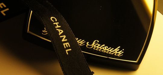 シャネルのコンパクトミラーにお名前が名入れ彫刻された特別なアイテム。上品で洗練されたデザインが、贈り物としての高級感を引き立てます。