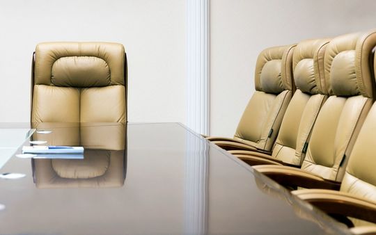 庭園に置かれたMr.とMrs.の2脚の椅子。白い大きな花々で華やかに装飾されたウェディングフォトシーン