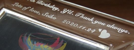 ウォーターフォードの写真立てへ名入れ｜リズモアエッセンス｜記念品