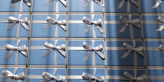 ウエッジウッドの箱が並んだ写真。リボンが結ばれ、贈り物としての特別感を引き立て、長年愛されてきたブランドの価値を表現しています