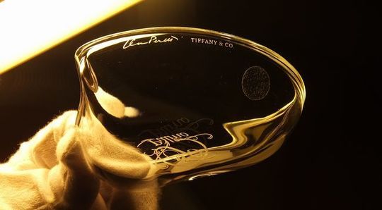 ティファニー エルサ・ペレッティのハートボックス底面に、クリニックのロゴデザインを名入れ彫刻した写真。上品で洗練されたシルバーのハート型ジュエリーボックスに、医療機関のブランドロゴが美しく刻まれた特別なオーダーギフト