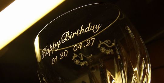 バカラのマッセナワイングラスの側面に「Happy Birthday」の文字とお二人の誕生日が名入れ彫刻され、裏側にはお二人のイニシャルデザインが施された特別な誕生日プレゼント。高級クリスタルグラスで、思い出に残る贈り物として華やかな輝きを放つ