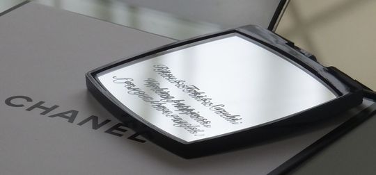 シャネルのコンパクトミラーに、3行にわたり母にあてた感謝のメッセージと、3人のお子様の名前を名入れ彫刻した写真。温かい気持ちが伝わる、パーソナルで特別な母の日の贈り物に最適です。