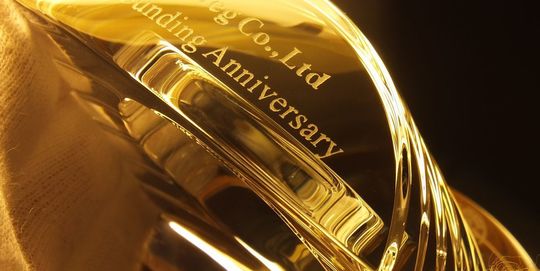 バカラのラランドクロックの上部に『企業名 Co.,Ltd Founding Anniversary』と名入れ彫刻を施した写真。企業の設立記念や周年祝いに最適な、重厚感と格式のある記念品です。