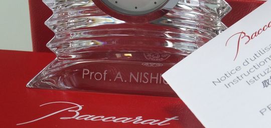 教授就任祝いの名入れ彫刻を施したバカラのラランドクロック。下部に名前とメッセージを刻印した高級オーダーメイド記念品