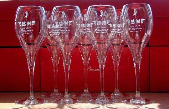 バカラのシャンパングラス、オノロジーシャンパングラスを多数横に並べた写真。細身でエレガントなフォルムのグラスが整然と並び、光を反射して輝くクリスタルが、祝宴の華やかさとバカラの洗練された美しさを際立たせています。